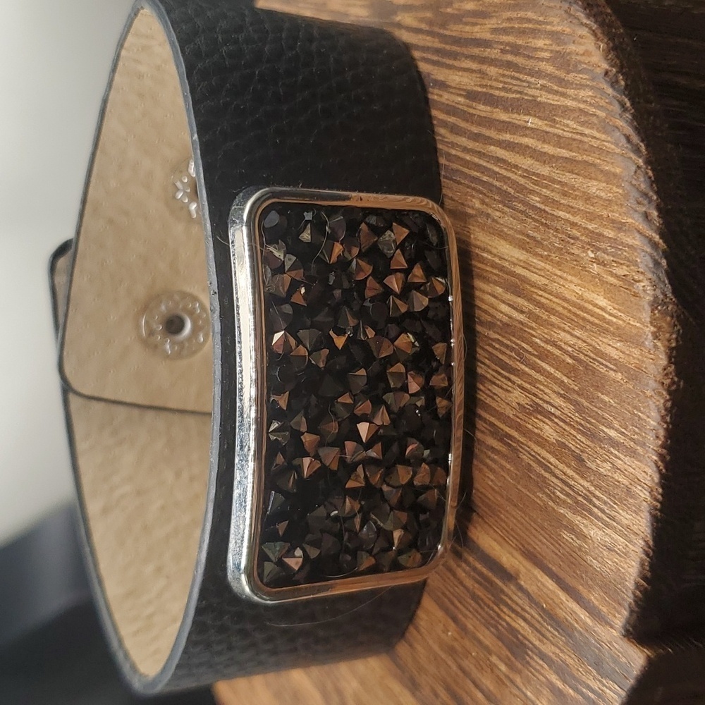 B2637 glitzy black geode spackle sparkle leather bracelet high‎ end well made!